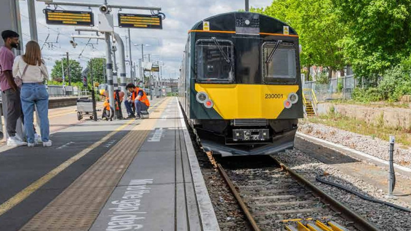 Gyorstöltős akkumulátoros vonat állt szolgálatba – Felsővezeték nélküli szakaszokon működik