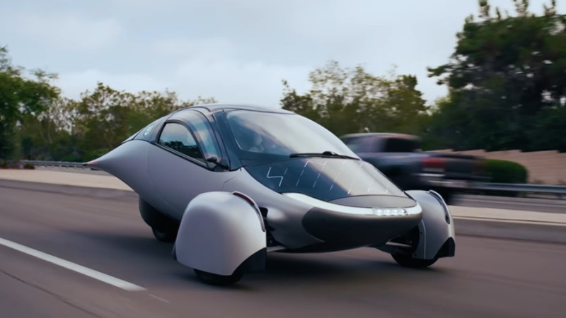 Az új napelemes autó a reggeli órákban lepipálja a házak tetejére telepített paneleket is