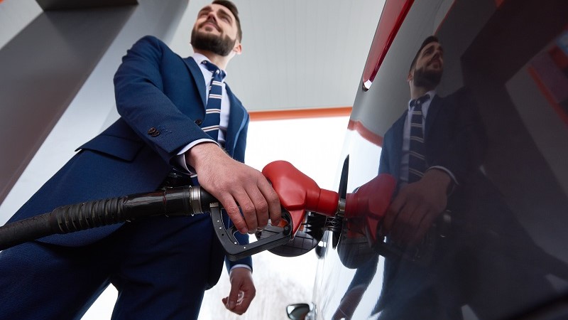 Szerdán nő a benzin és csökken a gázolaj ára a magyar kutakon
