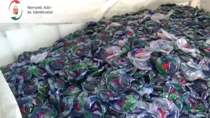 Több ezer tonna hamis mosószert terjesztő céget buktatott le a NAV
