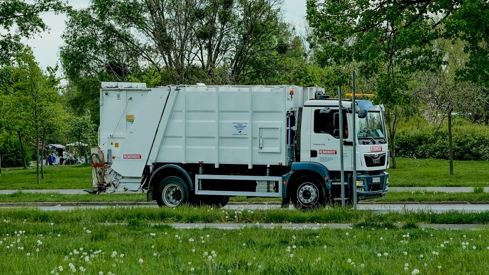 Három város kap elektromos meghajtású hulladékszállító járműveket